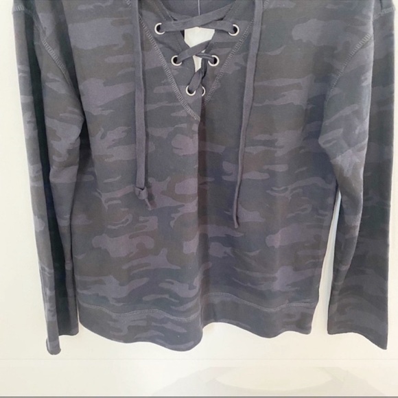 Sanctuary Blue Camo Lightweight Sweatshirt Lace up Neck Pullover Size Small New - Picture 3 of 8